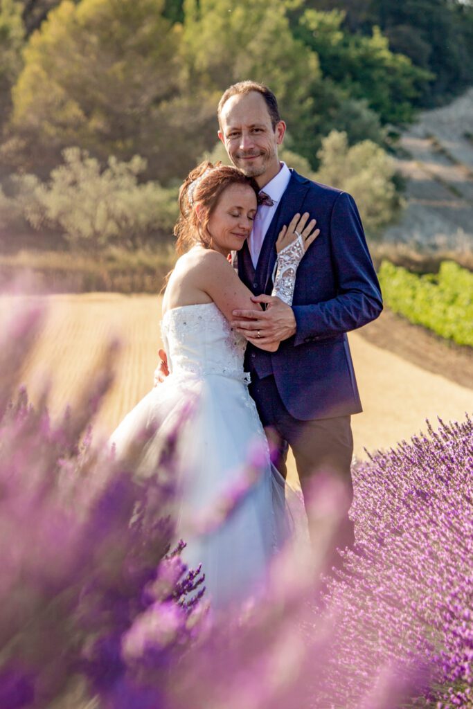 séance couple dans les lavandes mariage