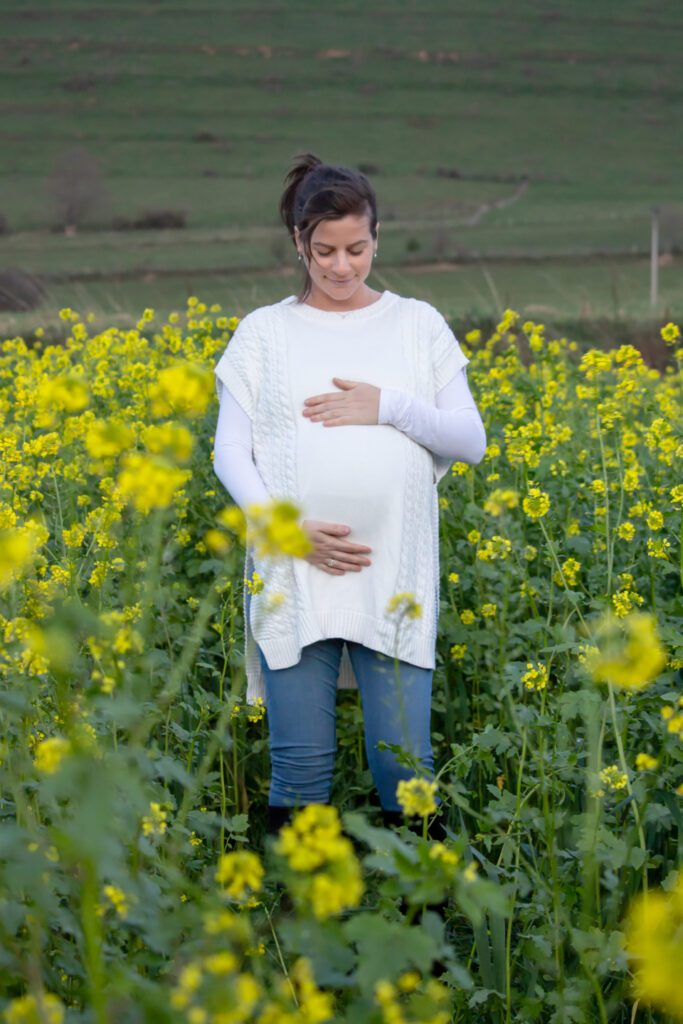 Belles photos de grossesse en Isère dans les fleurs