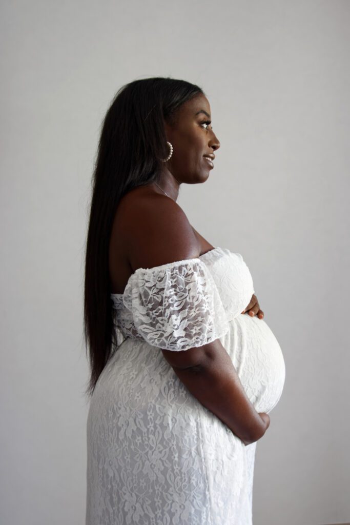 Photographe de grossesse en extérieur, style naturel à Grenoble.