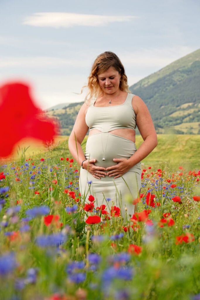 Belles photos de maternité en Isère dans les coquelicots