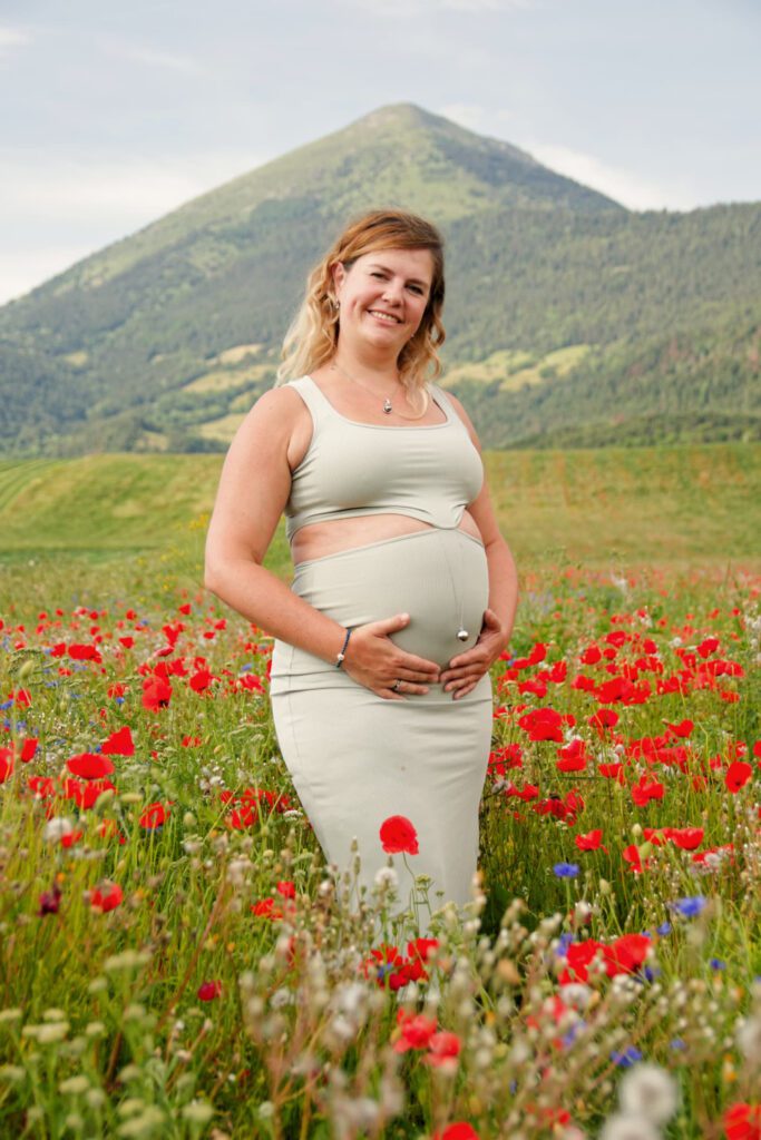 Photos naturelles de grossesse dans les coquelicots