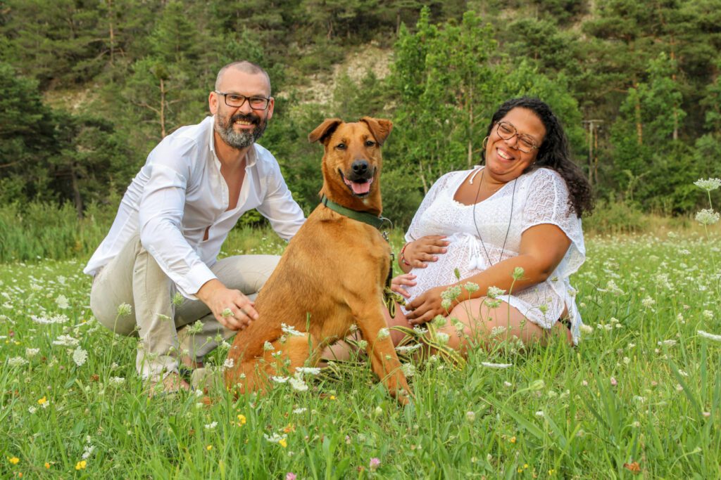 Photos de grossesse en Isère avec animal de compagnie