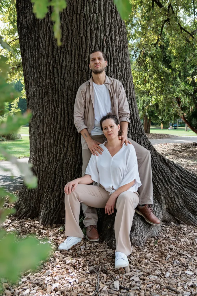 Séance Couple au Pied d’un Grand Chêne à Grenoble