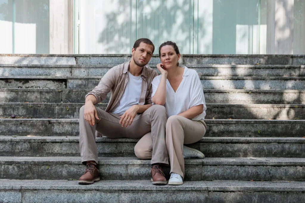 Séance Couple dans un Escalier à Grenoble