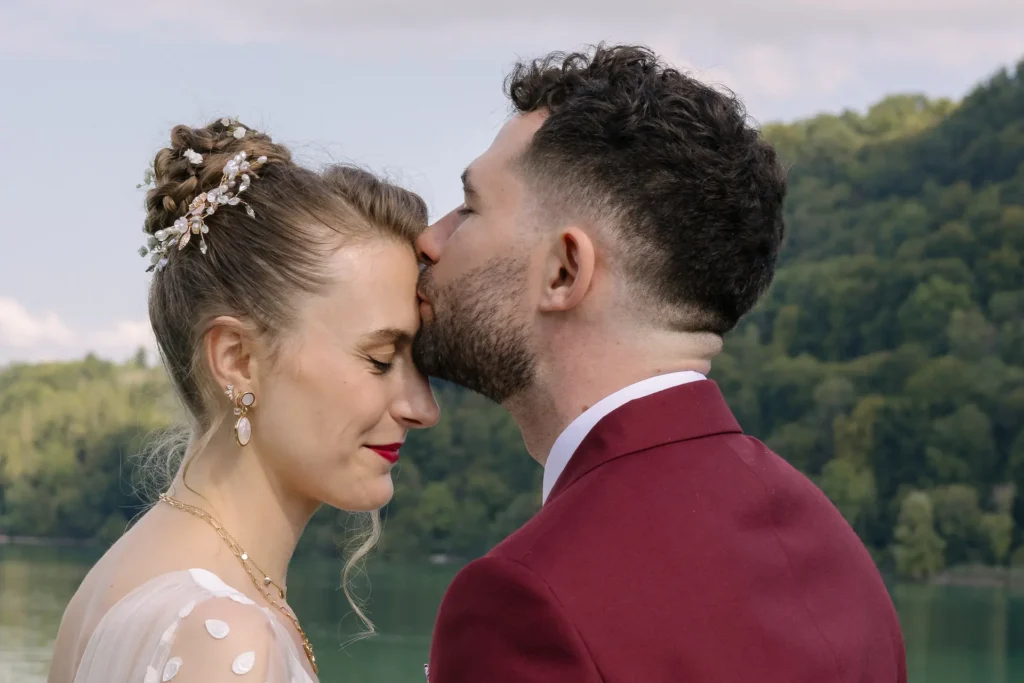 Séance couple de mariage au Lac de Paladru, Isère