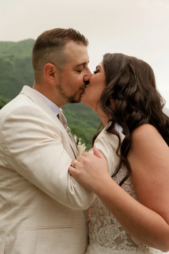 Cérémonie de mariage au bord du Lac du Sautet à Corps