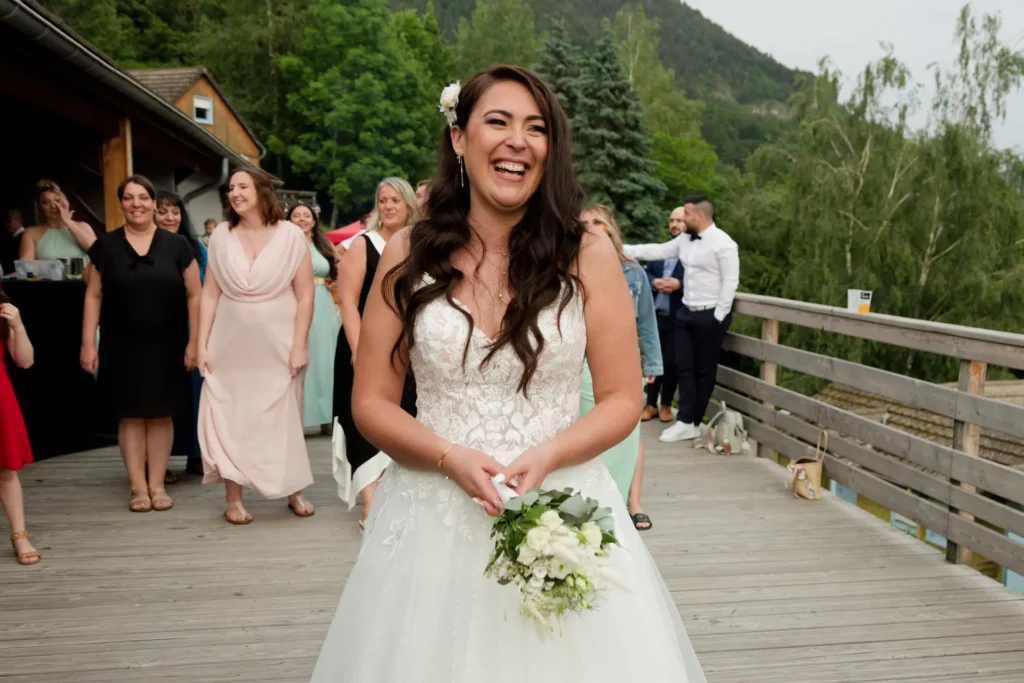 Lancer de bouquet de la mariée au bord du Lac du Sautet à Corps