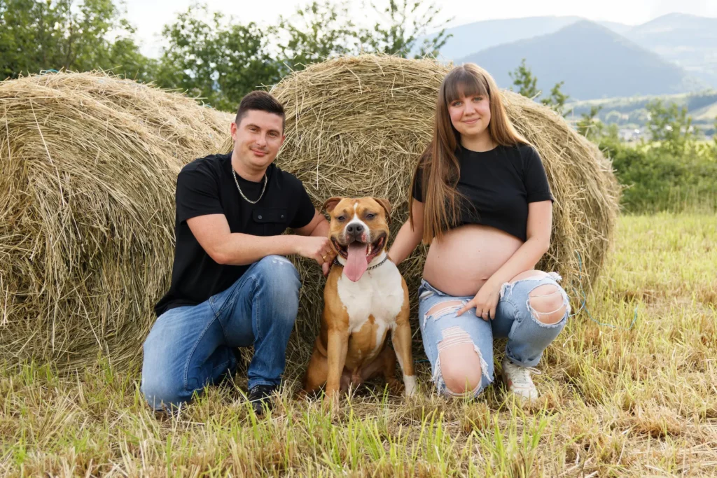 Photographe grossesse couple et chien en Isère