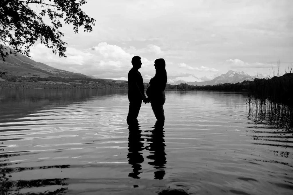 Séance couple : femme enceinte au bord d'un lac du plateau Matheysin