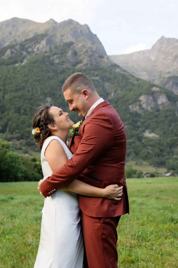 Photographe de couple avec voiture Pontiac en montagne, Isère