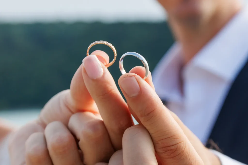 Séance couple mariage sur le bateau La Mira, Lac de Monteynard