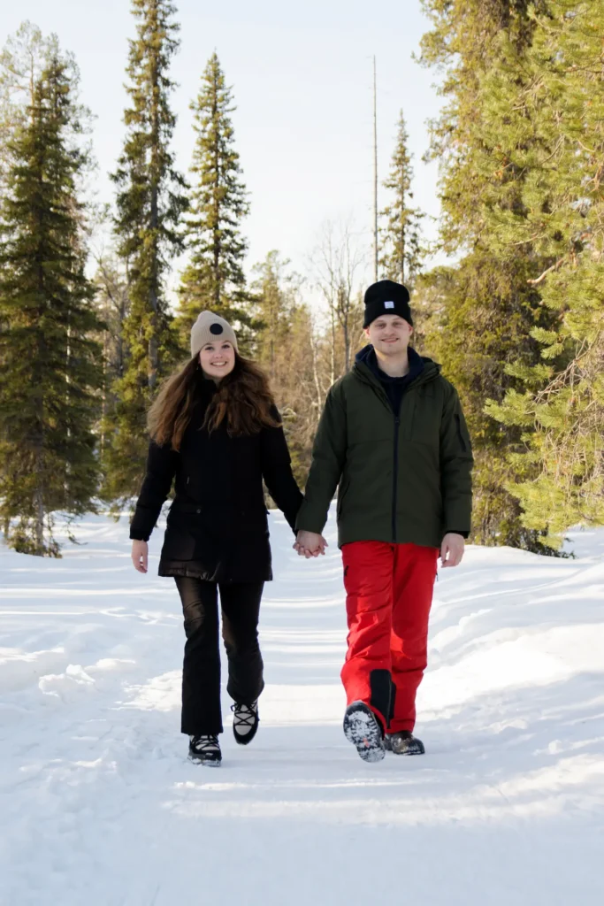 Séance couple dans la neige en montagne durant l’hiver, photos naturelles