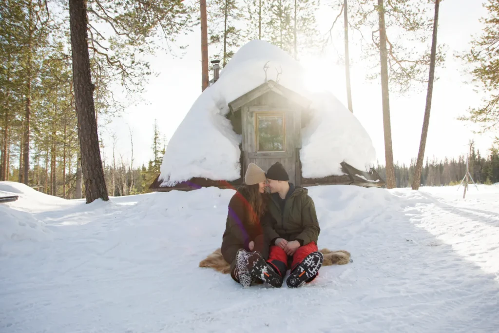 Photos naturelles d’une séance couple dans la neige, cadre hivernal en montagne.