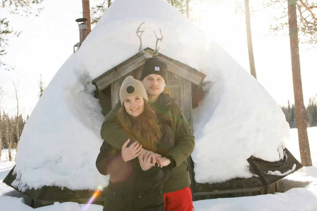 Séance photo d’un couple en hiver, au cœur de la montagne enneigée