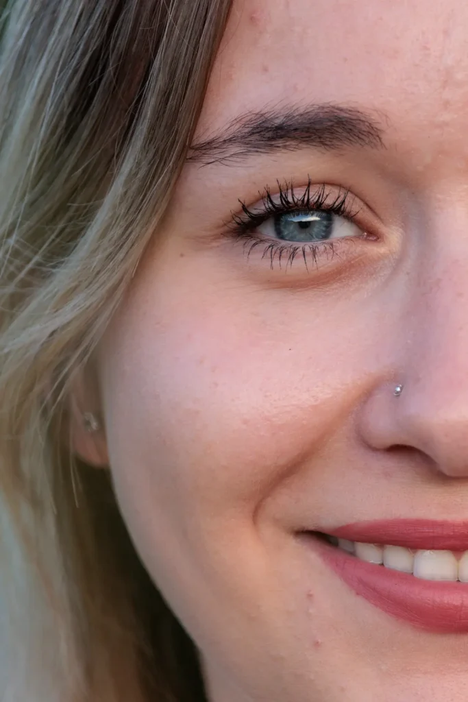 Une jeune fille rayonnante au milieu d'un champ de tournesols en Isère.