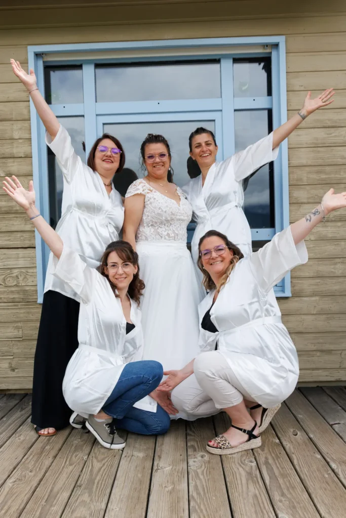 Moment de détente entre la mariée et ses amies