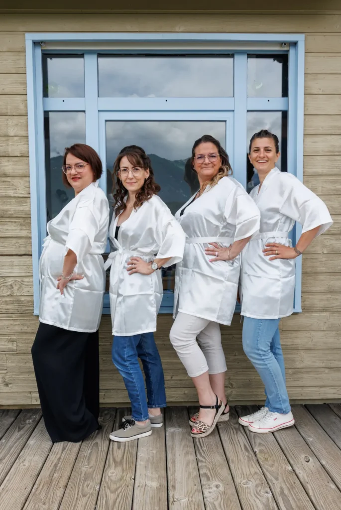 Mariée entourée de ses amies en pleine préparation