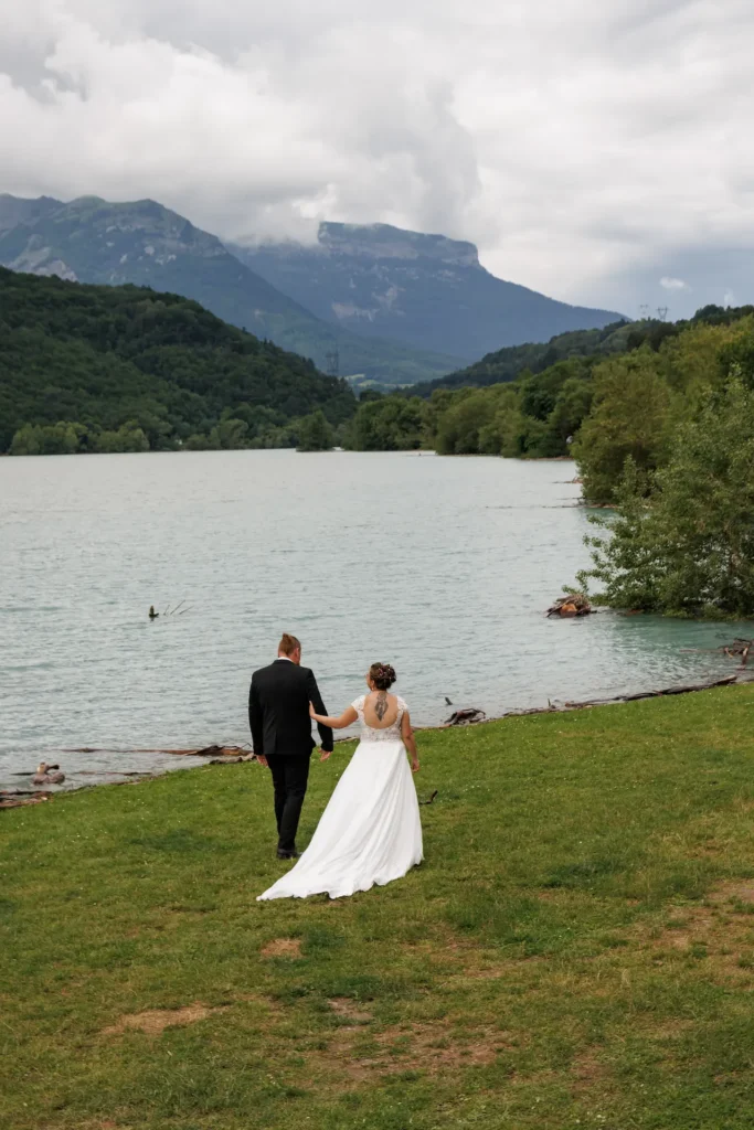 Étreinte romantique au lac du Sautet