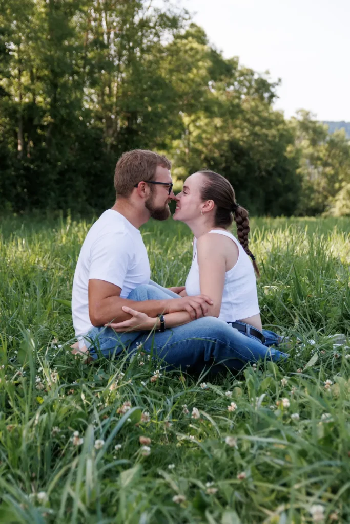 photographe couple isère, assis dans l'herbe séance nature